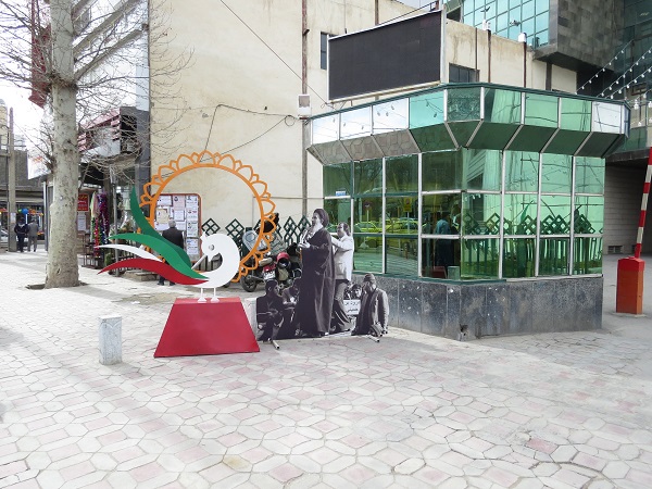 چهره شهر ملایر با نصب المان‌های دهه مبارک فجر حال و هوای انقلاب گرفت